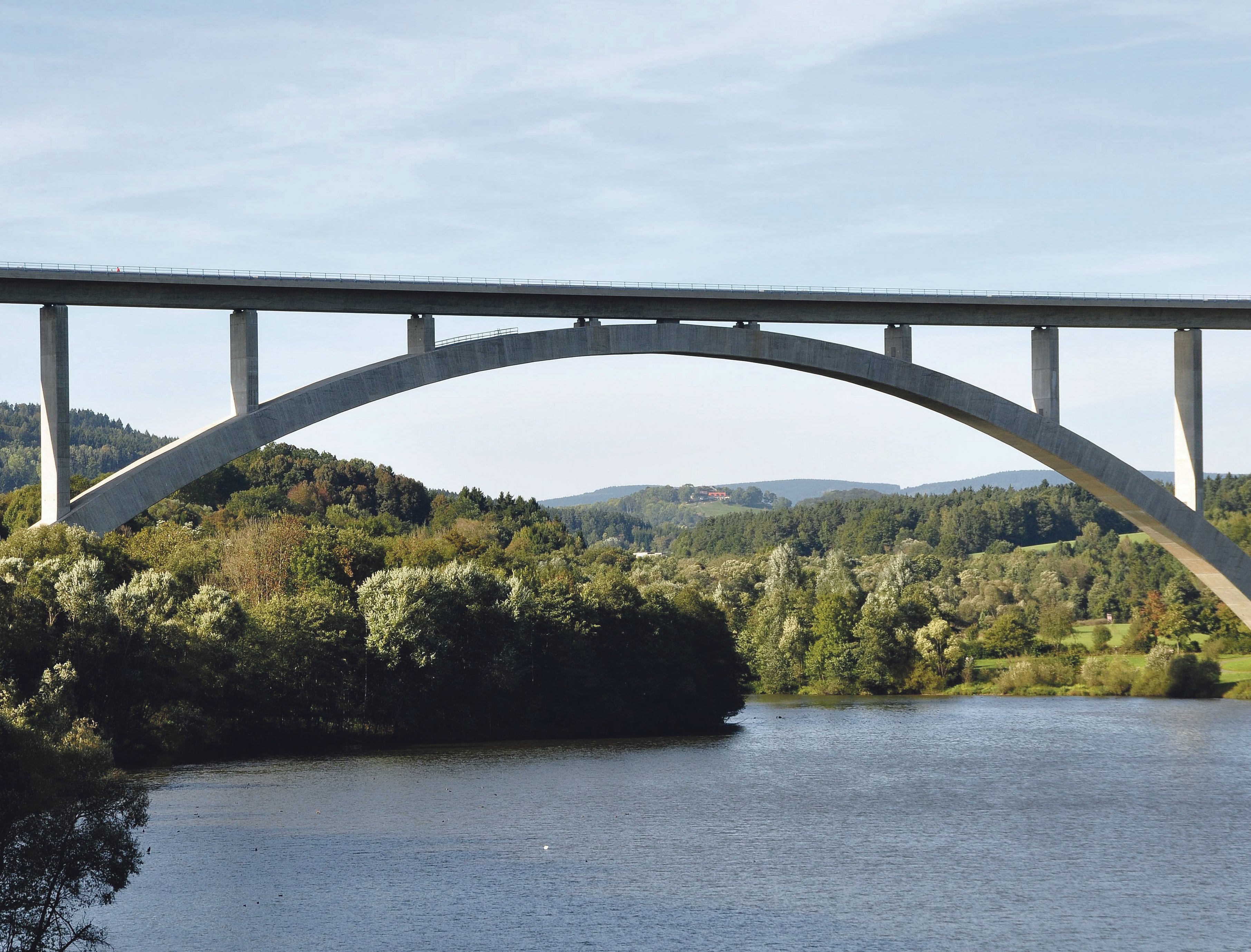 Architektonische Meisterleistung: Die Talbrücke am Froschgrundsee. Foto: stock.adobe.com