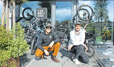 Björn Bergfeld und Max Stubenrauch bieten eine große Auswahl und Kompetenz von der Beratungsseite. FOTO: STEFAN ENDLICH