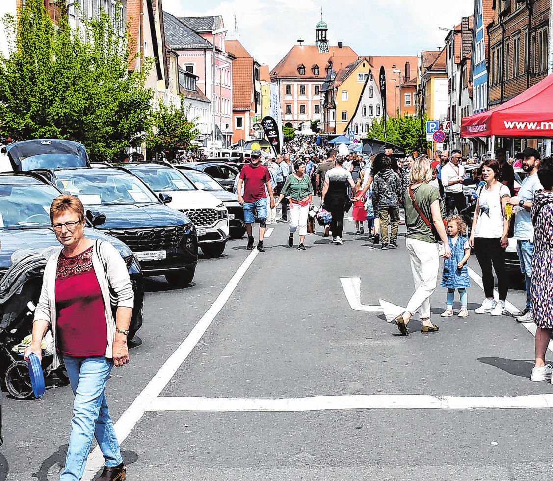 Die Automeile in der Wilhelmstraße zählt für viele Besucher zu den Highlights des Neustädter Frühlingsfestes. In der Wilhelmstraße ist zudem ein Infostand der Stadt Neustadt zum Thema „Nachhaltigkeit und Innenstadtbelebung“ zu finden.