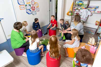 Ein festes Ritual: An jedem Anfang und Ende der Trauerrunde kommen die Kinder in einem Erzählkreis zusammen, um sich mit den Ehrenamtlichen auszutauschen.