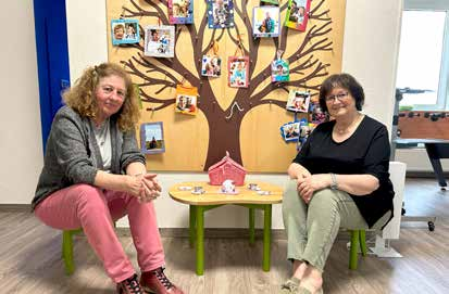 “Petra Wierschem (I.) und Anna Pein engagieren sich ehrenamtlich im Verein “Hilfe für verletzte Kinderseelen“. Sie betreuen Trauergruppen und helfen den Kindern und Jugendlichen. Foto: Jähnichen