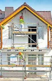 Die Dämmung der Fassade bildet oft den ersten Schritt zu mehr Energieeffizienz im Zuhause. FOTO: DJD/IVH/PANTHERMEDIA/KATDOM