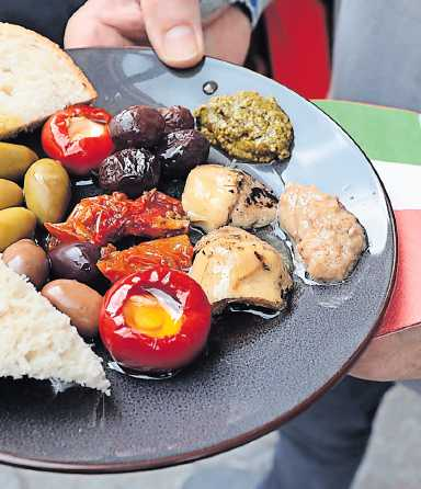 Es gibt Antipasti-Teller und andere Genüsse. FOTO: BENNDORF