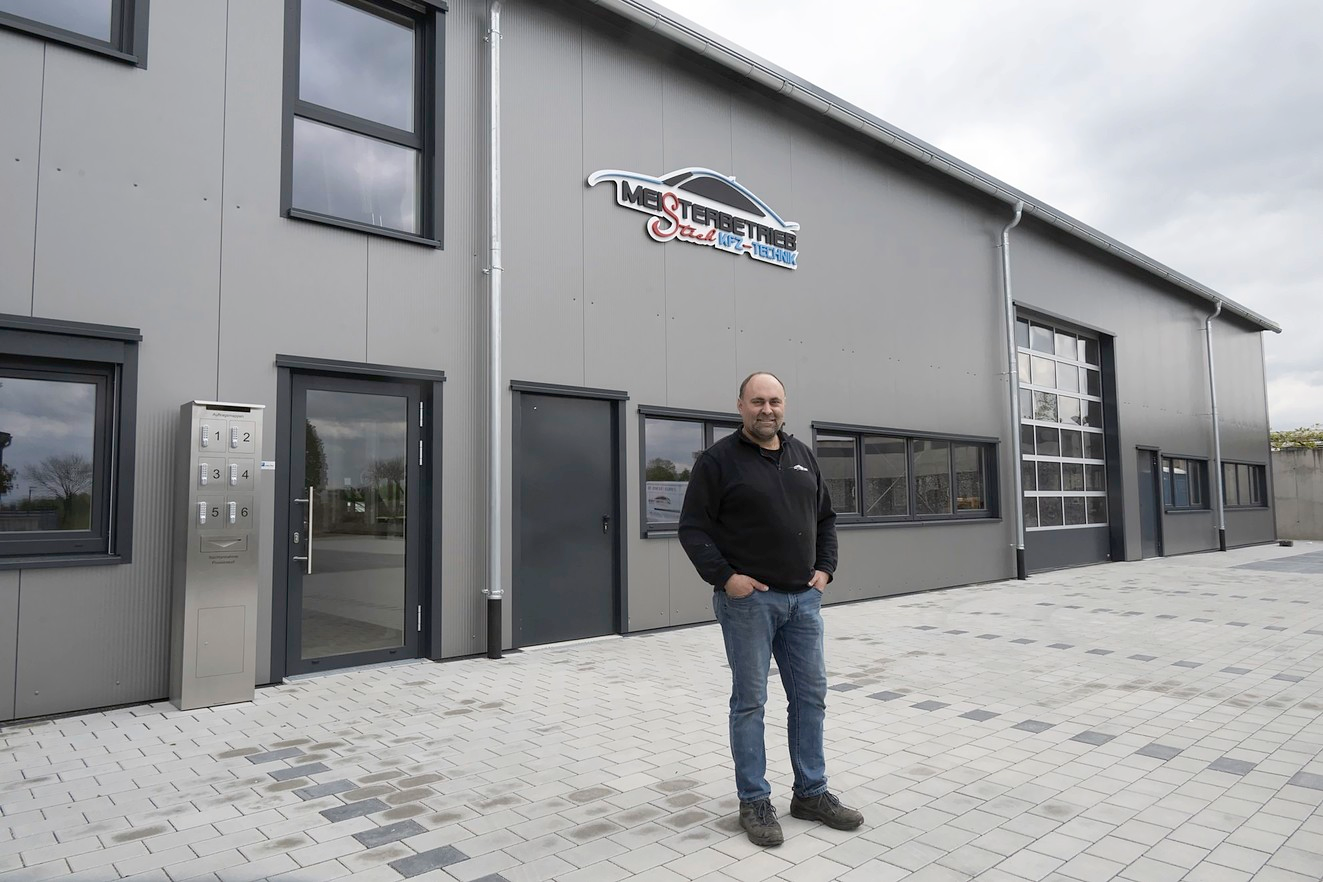 Andreas Stich zieht mit seiner Kfz-Meisterwerkstatt von Ehrenkirchen nach Bad Krozingen in ein neues Werkstattgebäude um. Die Eröffnung wird mit einem Tag der offenen Tür gefeiert.