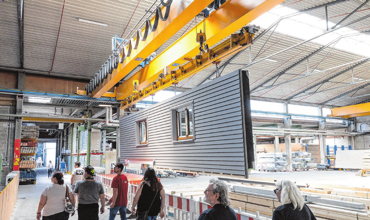 Alle Bauteile eines hochwertigen und wohngesunden Schwörer-Hauses werden im Fertighaus-Werk in Oberstetten hergestellt.