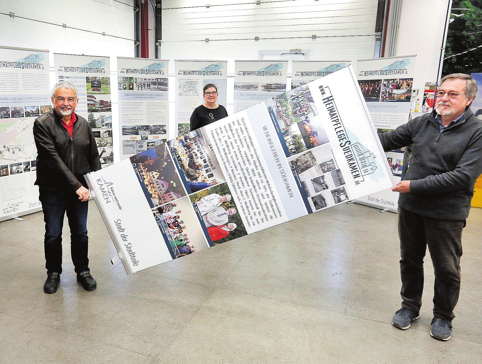 Sie präsentierten 2020 ihr„Mobiles Heimatmuseum“ mit Roll-Ups: Peter Resler, Sabine Heckmann und Heinrich Ehresmann (von links). FOTO: STEFAN MILK