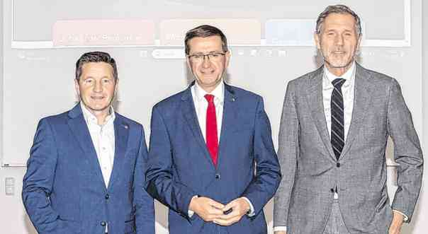 Von links: Manfred Lanzersdorfer (Obmann Wirtschaftspark Oberes Mühlviertel), Markus Achleitner (Wirtschafts-Landesrat), Johannes Artmayr (Geschäftsführer Strasser Steine) Foto: Land Oö/Daniela Sternberger