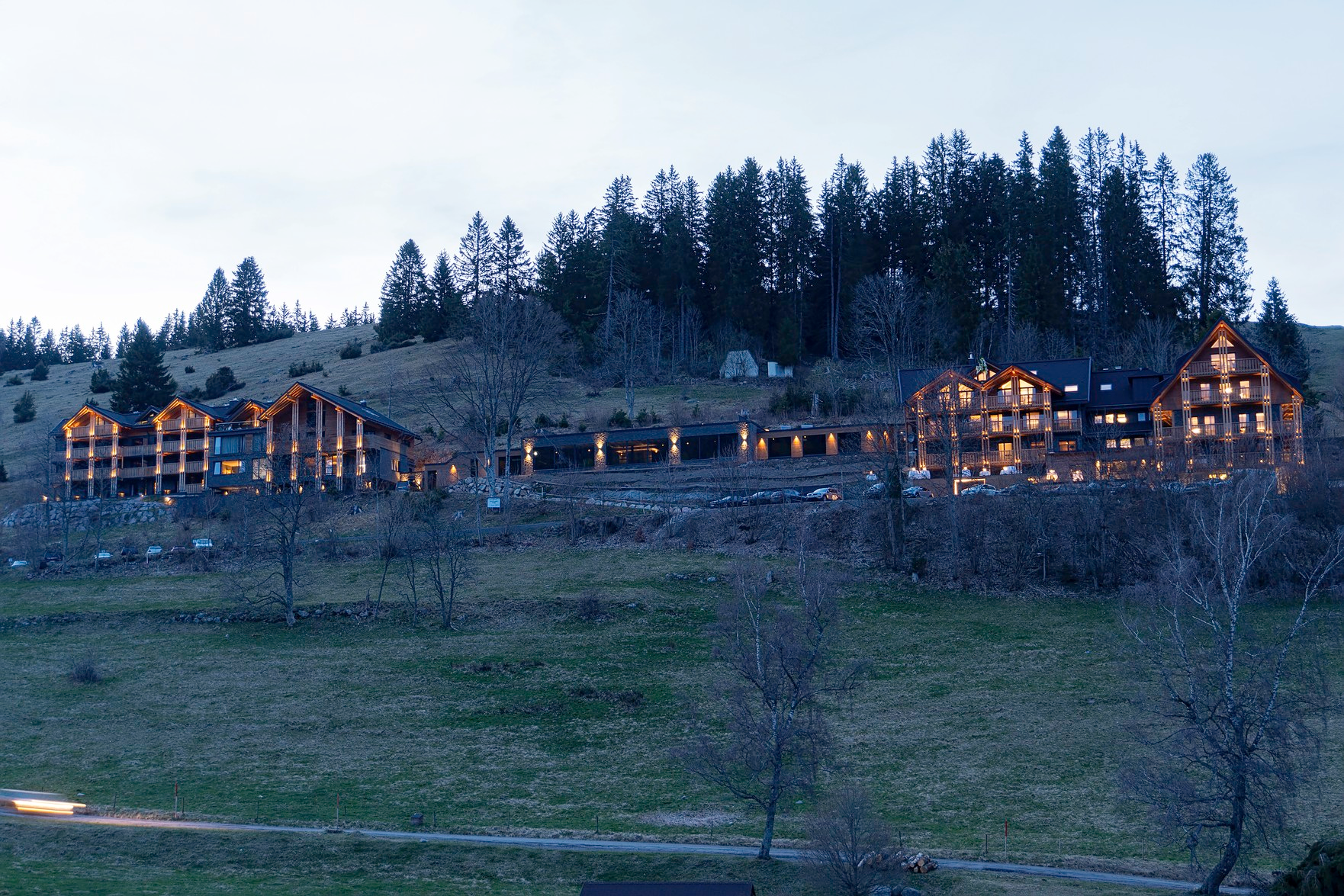 Stimmungsvoll beleuchtet: Die Black Forest Lodge fügt sich harmonisch in die Landschaft ein.  FOTO: ANNE HUDY/GESSLER COLLECTION