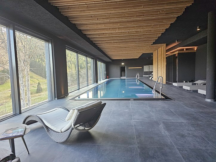 Der Edelstahl-Pool ist das Herzstück des Neubaus.   FOTO: STEFANIE SALZER-DECKERT