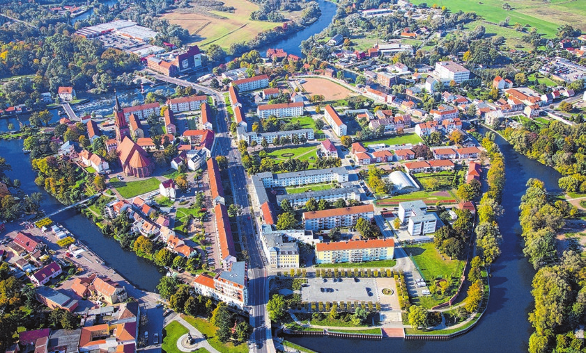 Luftbild von der Rathenower Altstadtinsel, auf der sich der RWG-Sitz befindet. In diesem kernstädtischen Bereich verfügt die RWG über fast 500 Wohnungen. Bildquelle: RWG