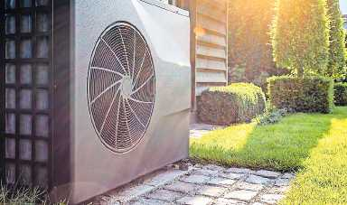 Moderne Luft-Wasser-Wärmepumpen nutzen die Wärmequelle Luft so effizient, dass sie auch in älteren Wohnhäusern eingesetzt werden können. FOTO: DJD/SHK/NANCY PAUWELS/SHUTTERSTOCK