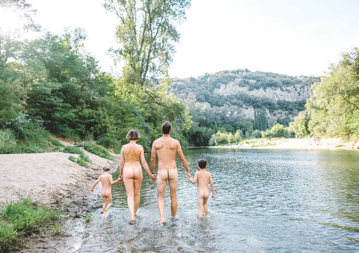 Nacktsein fördert das Wohlbefinden und verbessert unter anderem das Verhältnis zum eigenen Körper. Das legen Studien nahe. Der französische FKK-Spezialist„France 4 Naturisme“ bietet sieben Urlaubsziele in den schönsten Reisedestinationen Frankreichs an. Foto: La Sablière_Céline Hamelin