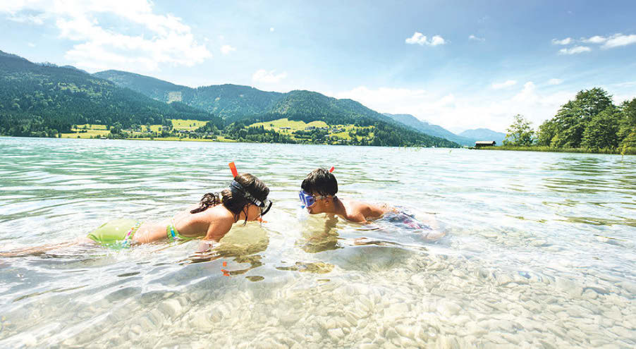 Fröhliches Planschen im sommerwarmen Weissensee Foto: Edward Groeger