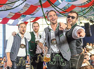 Ausgelassene Feierstimmung, kulinarische Highlights und Live-Musik vom Feinsten gibt's an allen neun Tagen in der Stiegl-Halle auf der Salzburger Dult, Westösterreichs größtem Volksfest.<br/>Fotos: wildbild