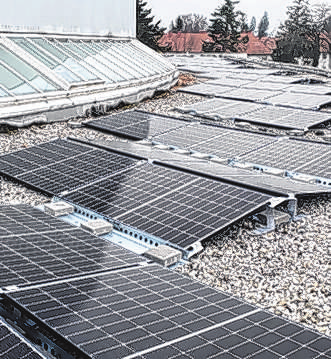 Auf gemeindeeigenen Gebäuden werden Photovoltaikanlagen installiert. Foto: Marktgemeinde Hörsching