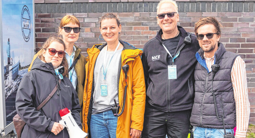 Das WTK-Team (v.l.): Laura Schneider-Pielen, Anne Heimann und Ilka Ubben mit Veranstaltungs-Techniker John Vorbringer und DJ FLAEK.