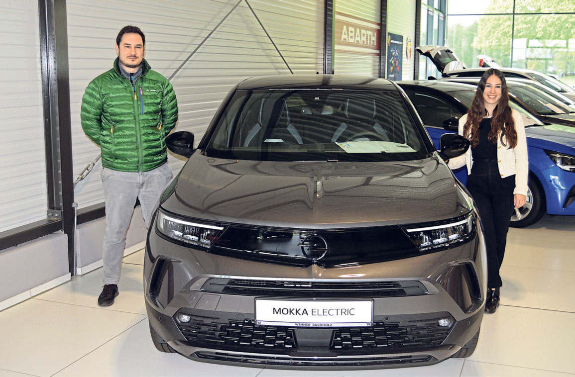 Niklas und Vanessa Wehner vor dem Mokka Electric: „Das Auto bietet Fahrspaß pur!“