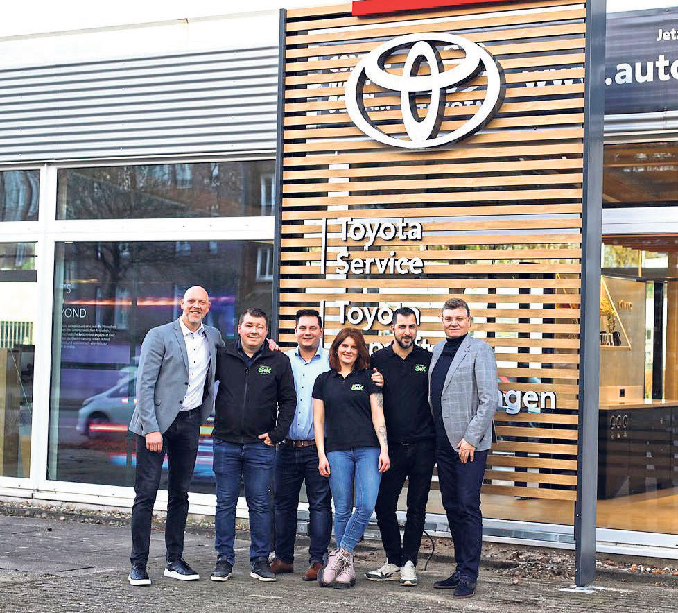 von links nach rechts: Geschäftsführer Carsten Schulz mit seinem neuen Wandsbek-Team: Alexander Wronski (Serviceleiter), David Berling (Verkaufsleiter), Julia Will (Serviceassistentin), Sven Förster (Serviceberater) und Oliver Wittrin (Verkaufsleiter)