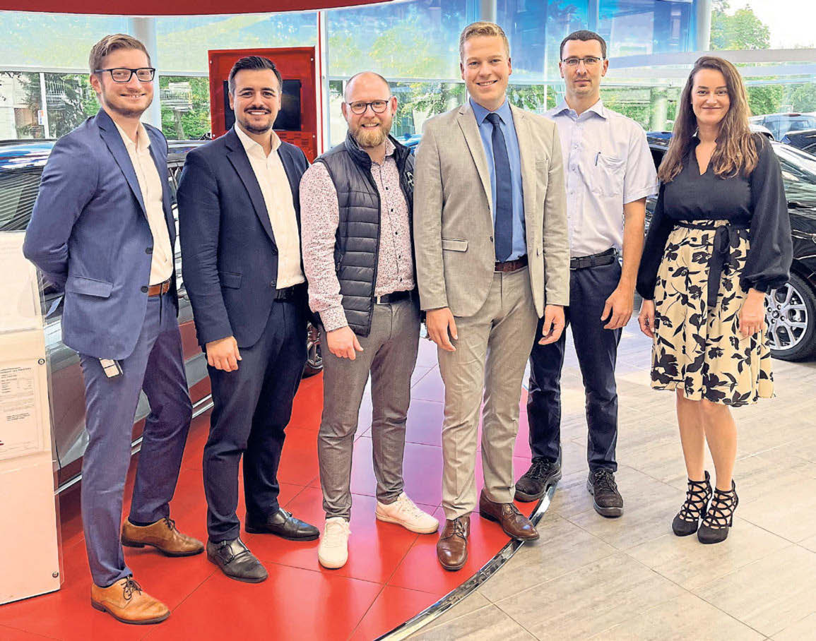 Das Team von Hugo Pfohe im neuen Kia Store in Hamburg-Fuhlsbüttel (Foto von links nach rechts): Marlon Engel (Verkäufer), Vitor da Silva (Verkäufer), Bennet Schümann (Verkäufer), Tim Ehlers (Verkaufsleiter Kia), Aleksej Burbach (Serviceberater), Marija Balaban (Serviceassistentin),