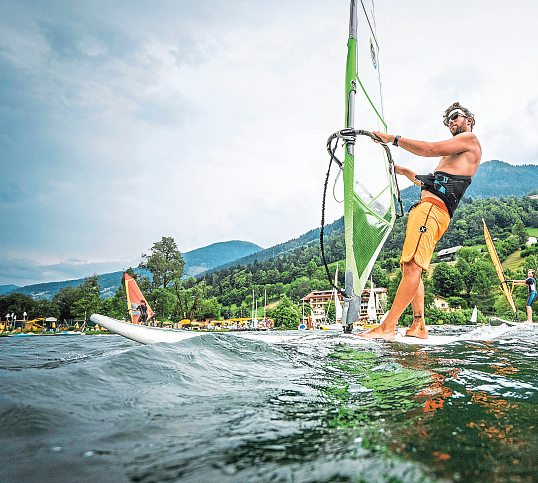 Wassersport wie Windsurfen und Segeln wird am Brennsee zum unvergesslichen Erlebnis mit Erholungsfaktor. Foto: Gert Perauer, MBN-Tourismus