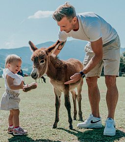 Kuscheln und Streicheln der Tiere im Eselpark Maltatal ist ein besonderer Spaß.