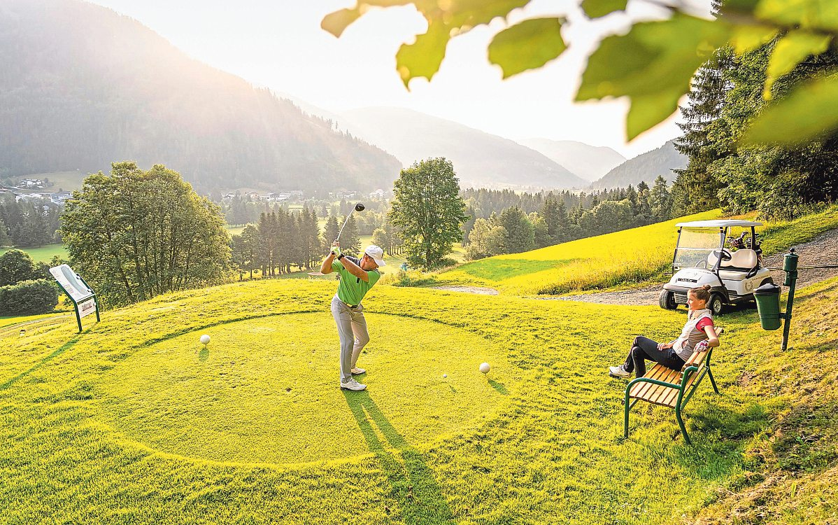 Der auf rund 1000 Metern Seehöhe gelegene 18-Loch-Golfplatz ist der höchstgelegene Kärntens und besticht durch seine einzigartige Lage inmitten der Nockberge. Foto: Mathias Prägant