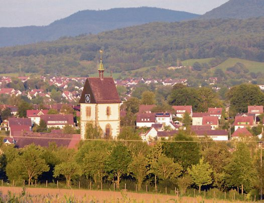 Blick auf die Duẞlinger Peterskirche. Unten: So feiert Duẞlingen. Archivfotos: Jürgen Meyer (1), Gemeinde Dußlingen (1)