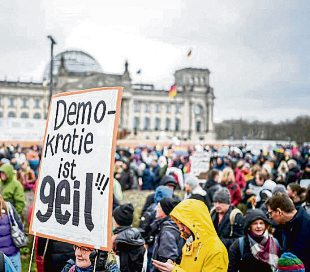 „Demokratie ist geil“, finden Teilnehmer einer Demo des Bündnisses „Wir sind die Brandmauer“ in Berlin. Anfang 2024 gingen in vielen Städten Menschen gegen rechts auf die Straße. Foto: Kay Nietfeld/dpa