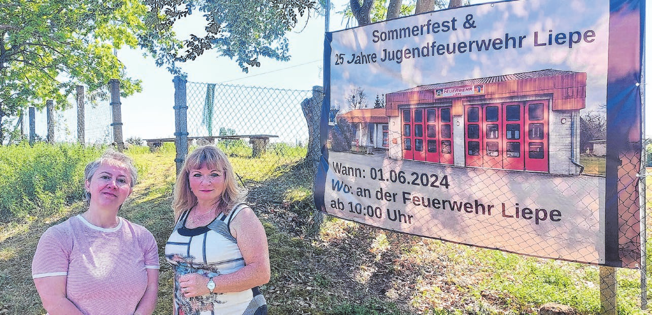 Christin Lampe (I.) und Karola Giegmann vom Verein Freunde und Förderer der Freiwilligen Feuerwehr in Liepe vor der Werbung zum Fest im Ort Foto: saschu