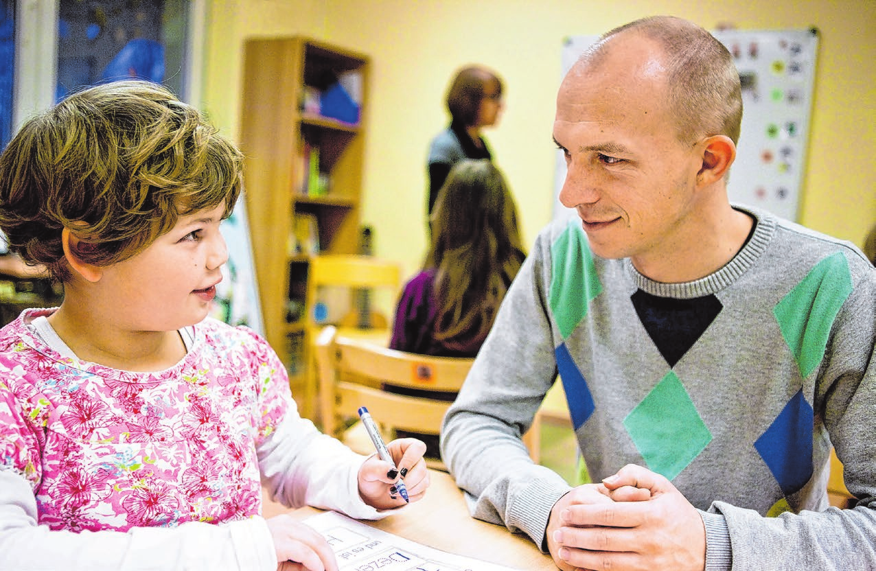 Freiwilliger Einsatz bei der Hausaufgabenhilfe: Auch in Schulen und Kindertageseinrichtungen kann man sich einbringen. Foto: © BMFSFJ/Bertram_Hoekstra