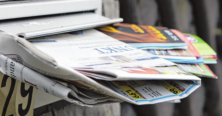 Ein überfüllter Briefkasten ist ein deutliches Signal für Einbrecher. Foto: Marks/dpa