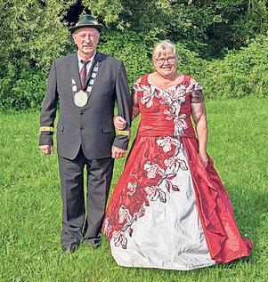 Manfred Dahlmanns ist nicht nur Präsident der Schützenbruderschaft, sondern mit seiner Frau Gabi auch amtierendes Kaiserpaar. FOTO: UWE HUCHEL