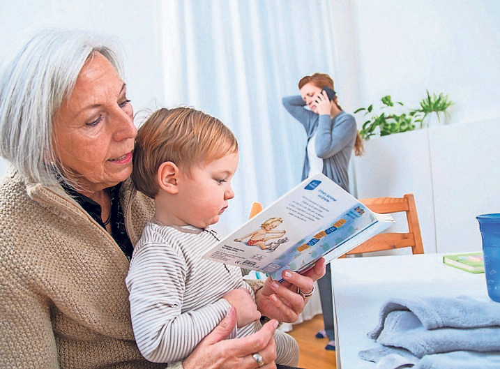 Na, was ist denn das? Wenn die Kinder beim Besuch von Oma oder Opa anfangs fremdeln, helfen Bilderbücher oder Geschichten dabei, das Eis zu brechen. FOTO: CHRISTIN KLOSE/DPA