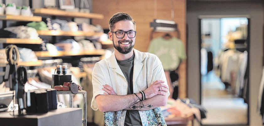 Fashion-Experte Jens Bierau berät die Kunden in der Herren-Boutique „Herrmanns neue Kleider“. Foto: Emil Schmid.