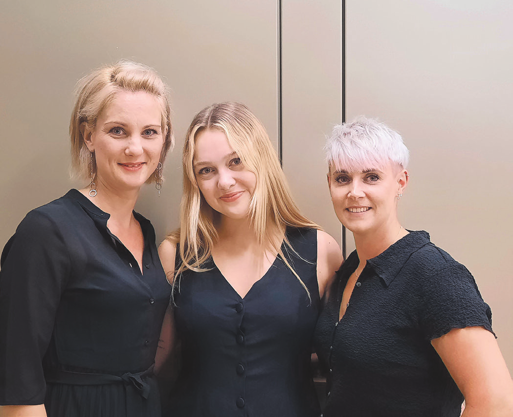 Bild I.: Sabine, Miriam und Kathy gehören bei Fash Hair fast zum Inventar, genau wie Sandra Stix (Mitte) und Anette (r.)