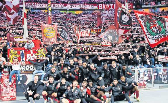 Eine Einheit: Mannschaft und Fans feiern in Berlin nach dem Einzug in das DFB-Pokal-Halbfinale. Die Lautrer Tore schossen Elvedi, Tachie und Kaloc, Endstand 3:1. FOTO: THOMAS HILMES