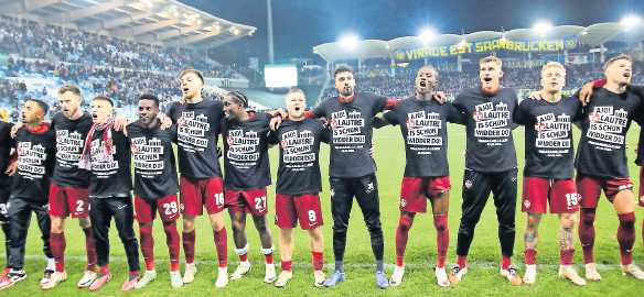 Halbfinale: Jubel der Spieler nach dem 2:0-Sieg in Saarbrücken, Tore: Ritter und Toure FOTO: HILMES