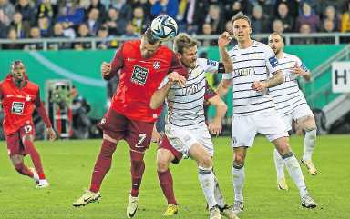 Halbfinale: Marlon Ritter köpft ein zum 1:0 für den FCK im Saarbrücker Ludwigspark. FOTO: THOMAS HILMES