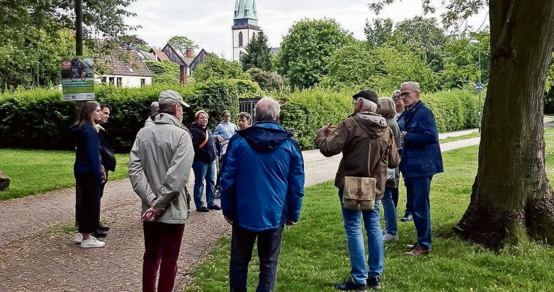 Erklärungen im Grünen. FOTO PETRA ZIMMERMANN