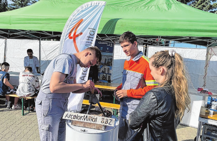 Am Stand von ArcelorMittal konnten die Schüler direkt am Werkstoff arbeiten. Ihnen stand ein Azubi zur Seite.