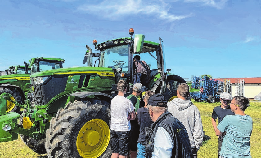 Bei Schlieper gab es Landwirtschaft zum Anfassen. Viele interessierte Jugendliche schauten sich die riesigen Landmaschinen genau an.