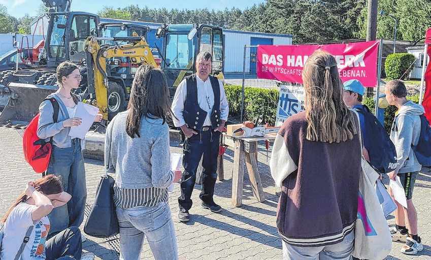 Ein echter Zimmermann, wie er im Buche steht: Peter Fechner gab einen Einblick in die Arbeit eines Zimmermanns.