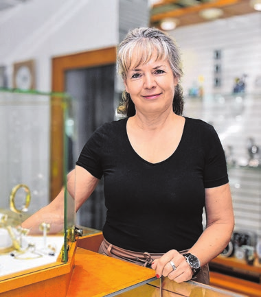 Heike Mahrenholz vom Fachgeschäft Uhren - Schmuck - Reparaturen Göbel freut sich schon auf ihre Kundschaft zur Shopping-Nacht, der sie auf Uhren und Silberschmuck 5 Prozent Rabatt einräumt und für Goldschmuck 10 Prozent.