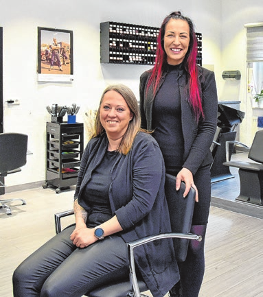 Frisörsalon „Die Glücklichmacher“ mit Geschäftsinhaberin Doreen Miesterfeld (stehend) und Mitarbeiterin Diana Reichert: Auf dem Laufsteg am Marktplatz werden von ihnen Schaufrisuren für Mann, Frau und Kind vorgestellt.