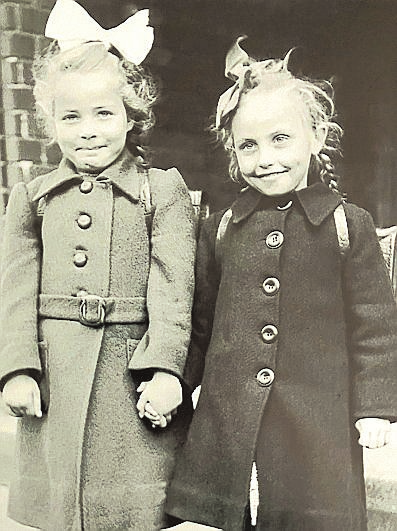 Hand in Hand bei der Einschulung in die Agatha-Schule: Edith und Brigitte. FOTO EDITH HILGENDORF