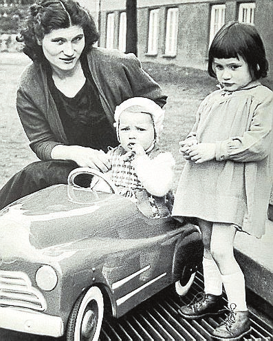 Petronella mit den Töchtern Gudrun und Gabi vor der Augusta-Schule. FOTO PETER BEGE