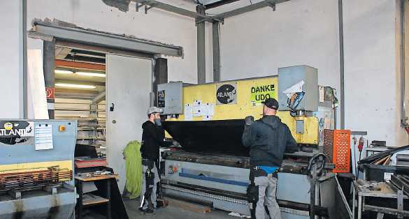 Mitarbeiter von Scholl & Mayer beim Biegen eines Cortin-Stahlblechs für den Landschaftsbau. Zuvor wurde dieses auf die gewünschte Größe maschinell zugeschnitten. FOTO: STEFAN ENDLICH