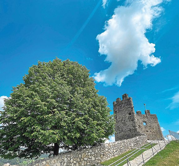 Die Reste der mittelalterlichen Burgruine wurden restauriert und so für die Nachwelt erhalten.