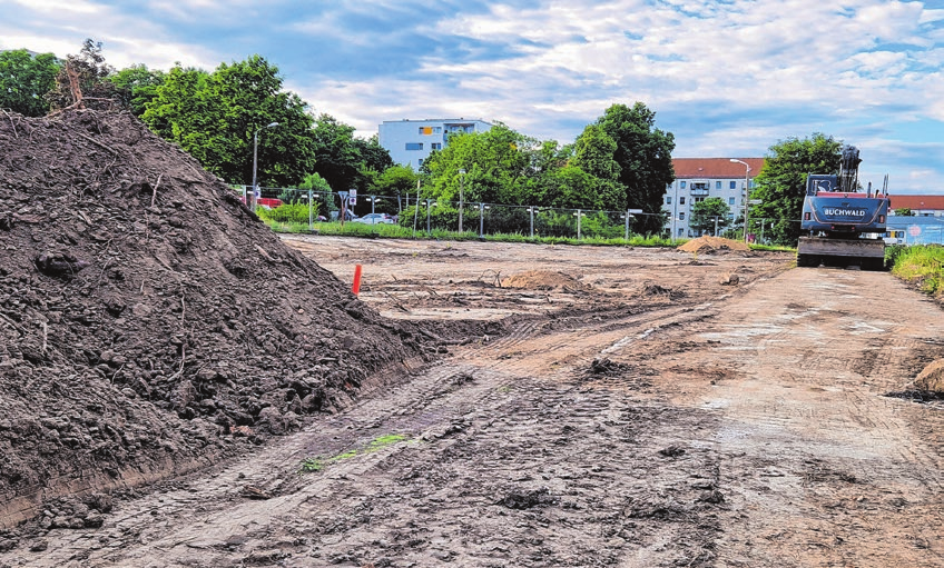 Bereits jetzt haben die Arbeiten auf der Fläche begonnen, indem der Boden für das Fundament vorbereitet wird. Fertigstellung soll schon in etwas mehr als einem Jahr sein. FOTO: DKB GRUND GMBH