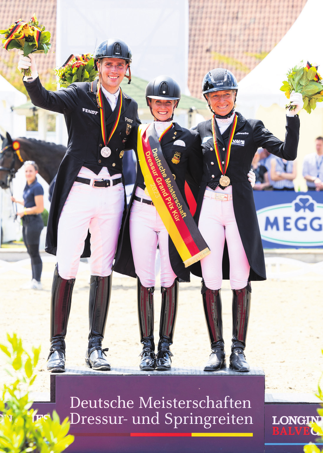 Jessica von Bredow-Werndl (Mitte) und Dalera tanzten vor 12 Monaten in der Deutschen Meisterschaft der Grand Prix Kür beim LONGINES BALVE OPTIMUM zu Gold. Silber ging an Frederic Wandres (links) und Bluetooth OLD; Bronze sichern sich Ingrid Klimke (rechts) und Franziskus FRH © Thomas Hellmann